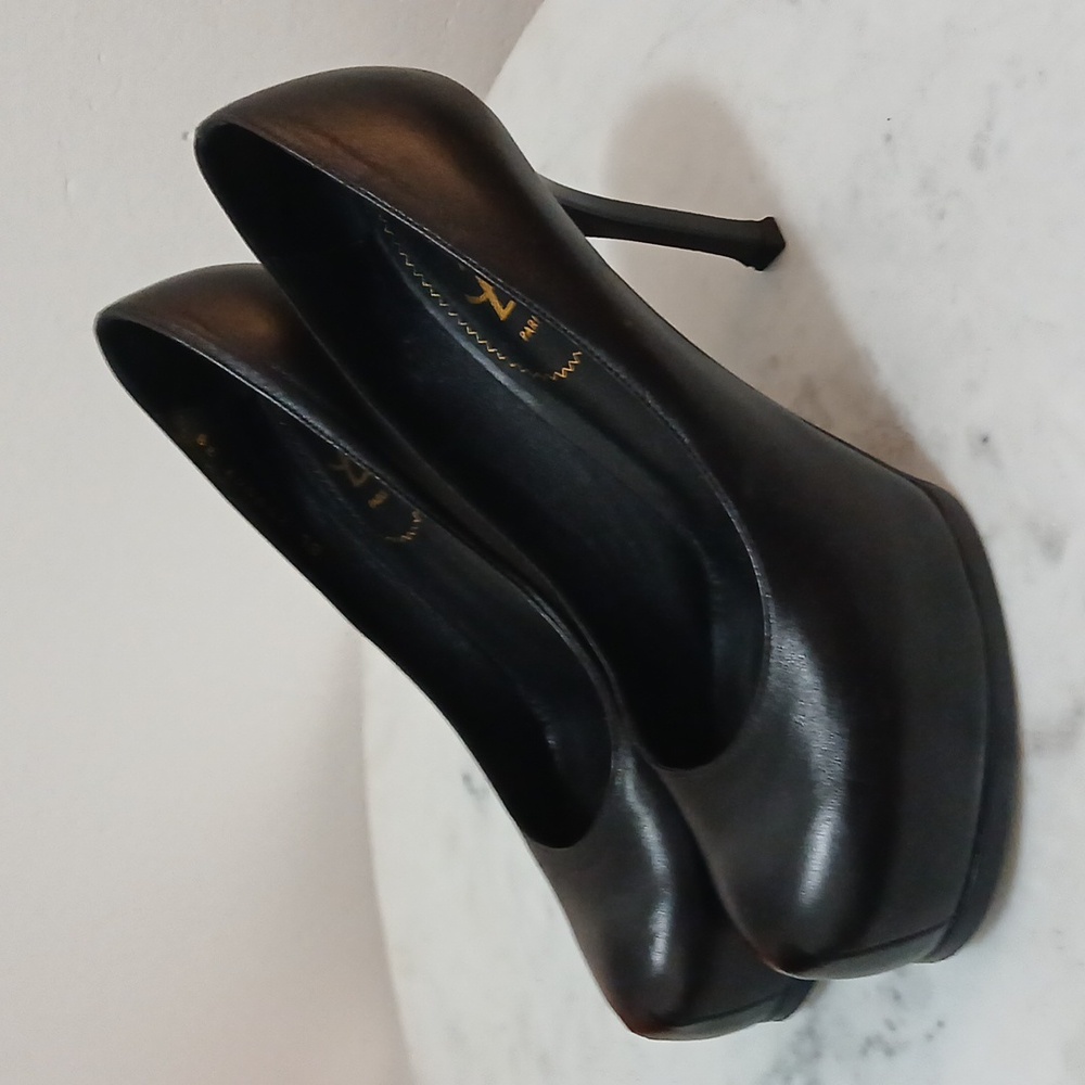 Yves Saint Laurent Women's Black Pumps